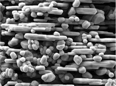 Alumine calcinée à faible teneur en soude